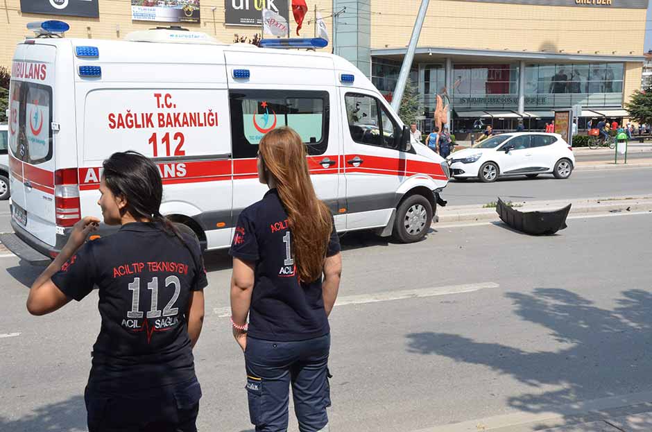 Eskişehir’de yoldan çıkan bir ambulansın elektrik direğine çarpması sonucu trafik kazası meydana geldi. 