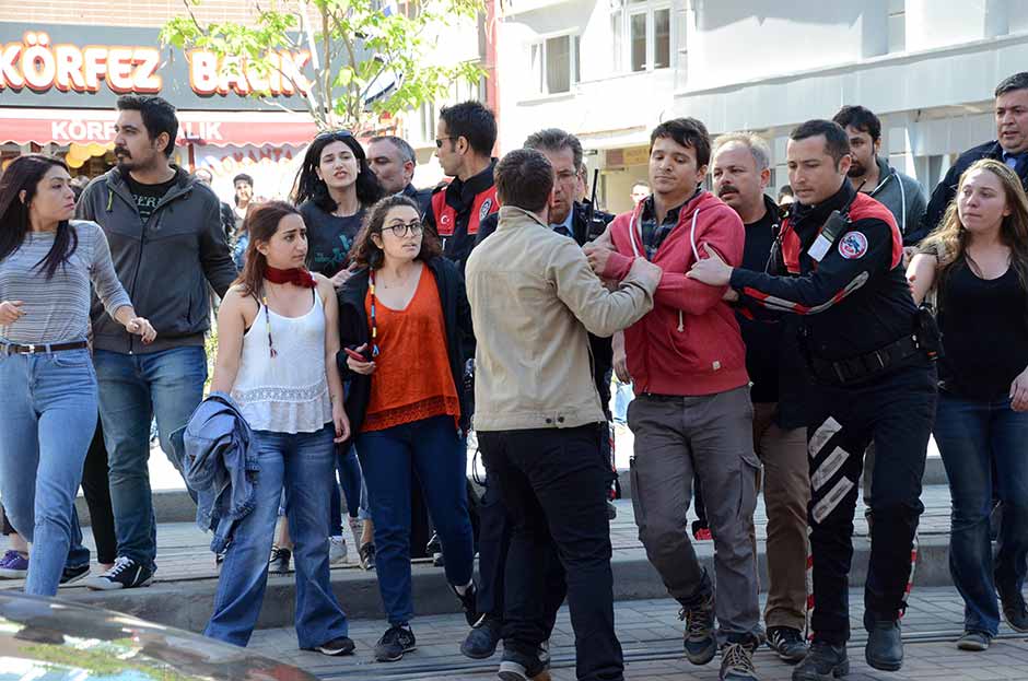 Eskişehir’de 1 Mayıs İşçi Bayramı etkinlikleri için afiş asıp, bildiri dağıtan öğrenciler ile karşıt görüşlü grup arasında çıkan kavgada 4 kişi yaralandı.