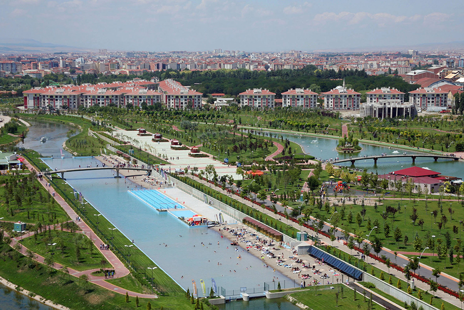 Eskişehir Büyükşehir Belediyesi’nin Kentpark içinde yer alan yapay plajda yürüttüğü hazırlık çalışmaları tamamlandı ve vatandaşların hizmetine sunuldu.