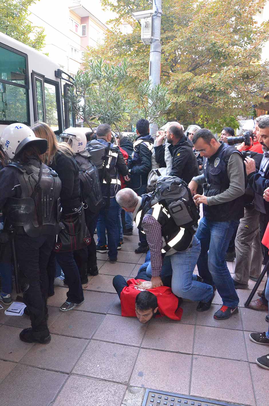 Eskişehir'de izinsiz bildiri dağıttıkları gerekçesiyle 25 kişi gözaltına alındı.