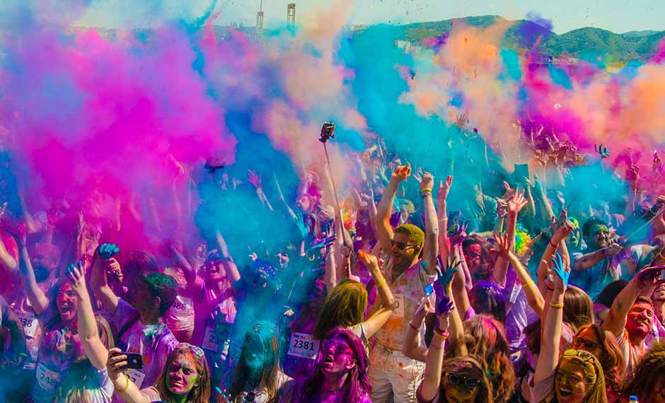 Kadınların spor ve yaşam merkezi b-fit, Amerika'dan başlayıp tüm dünyaya yayılan 5 Kilometre Renkli Koşu Festivali'nin (Color Sky 5K) sponsorlarından biri oldu. Koşuların ilki İzmir'de yapıldı