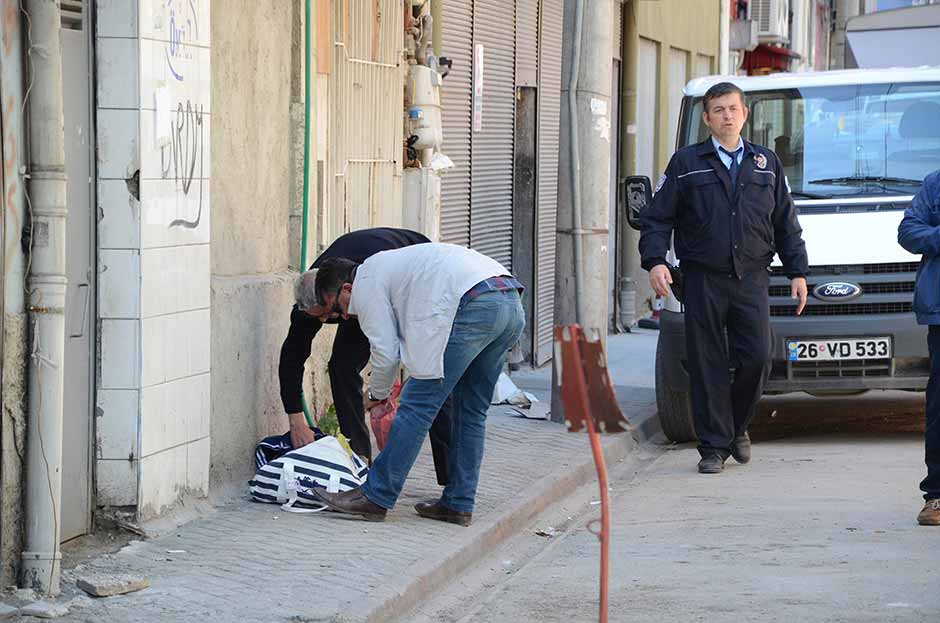 Eskişehir’de bir sokağa bırakılan ve polis ekiplerinin özel kıyafet giymeden incelediği şüpheli valizden kaçak çay ile çeşitli eşyalar çıktı. 