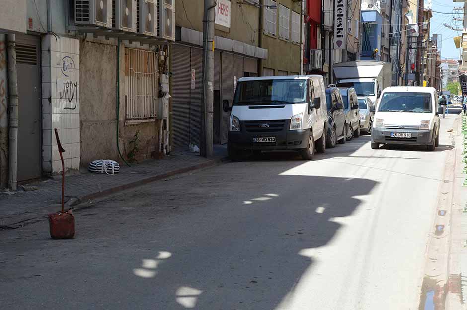 Eskişehir’de bir sokağa bırakılan ve polis ekiplerinin özel kıyafet giymeden incelediği şüpheli valizden kaçak çay ile çeşitli eşyalar çıktı. 
