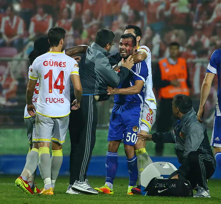 Göztepe - Eskişehirspor maçında son dakika olay çıktı. Eskişehirspor Teknik Direktörü Alpay Özalan, takımını sahadan çekti.
