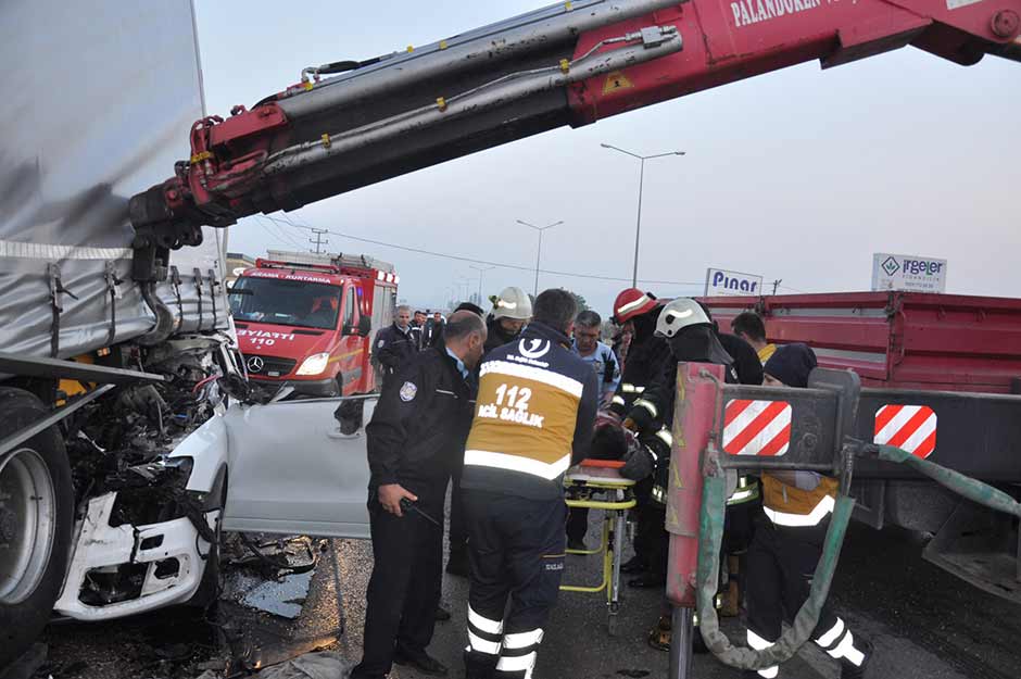 Bursa’nın İnegöl İlçesi’nde, park halindeki TIR’a arkadan çarpan otomobil hurdaya döndü. Kazada otomobili kullanan 27 yaşındaki Mustafa Özdoğru hava yastığı sayesinde yaralı kurtuldu.