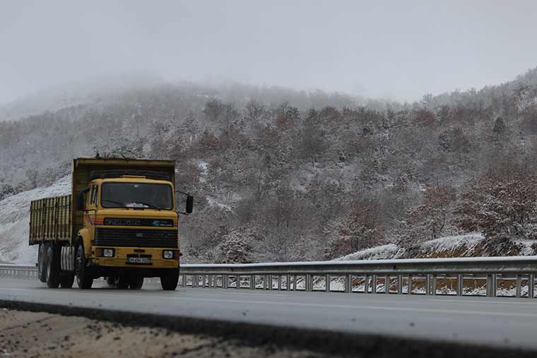 Eskişehir’de sabah saatleri itibariyle başlayan kar yağışı yüksek kesimleri beyaza büründü. 