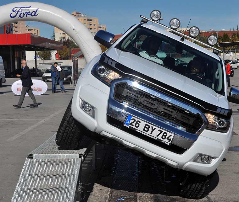 Ford Otosan tarafından Türkiye'de ilk defa uygulanan "su geçişli parkur test sürüşü" etkinliği Eskişehir'de başladı.