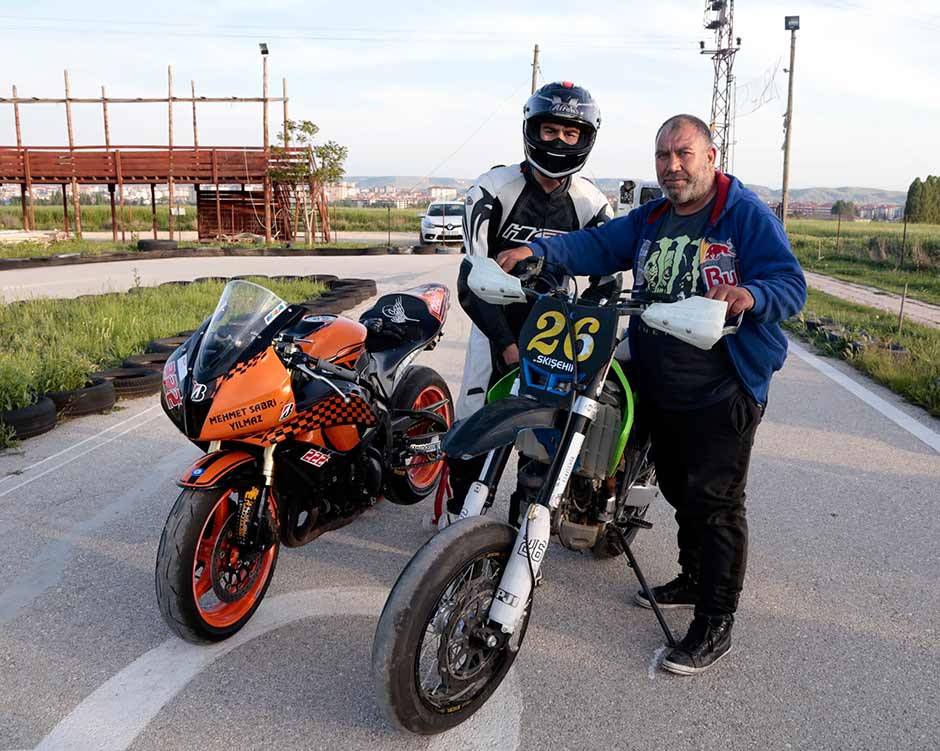 Eskişehir'de 18 yaşından küçük olması nedeniyle ailesinin gözetiminde ulusal ve uluslararası motosiklet yarışlarına katılan lise üçüncü sınıf öğrencisi Mehmet Sabri Yılmaz, lisansının çıktığı geçen yıldan bu yana girdiği 8 yarışın 7'sinde derece elde etti.
