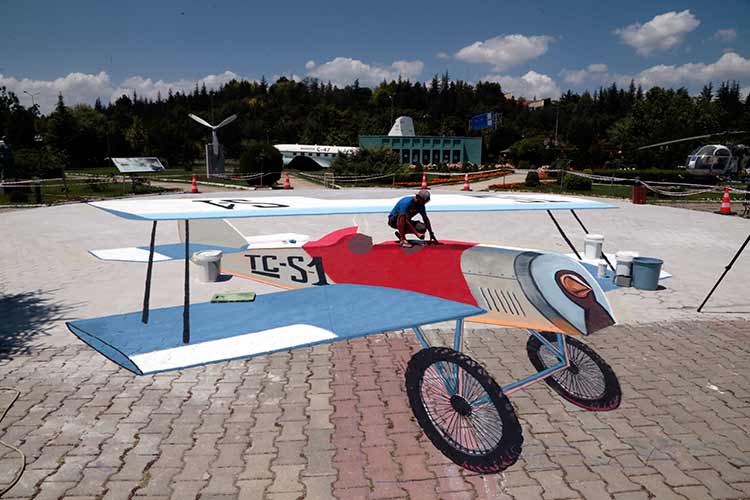 Dünyaca ünlü sokak resmi sanatçısı Alex Maksiov, Anadolu Üniversitesi (AÜ) Havacılık Parkı'na ilk Türk sivil uçağı VECİHİ XIV'ün 3 boyutlu resmini çizmeye başladı.
