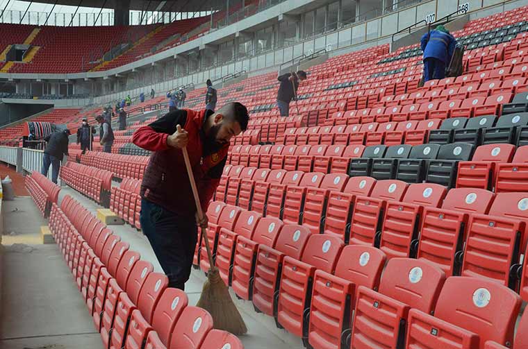 Eskişehirspor yeni evine Bandırmaspor maçı ile merhaba diyecekken, stadın yetişmesi için Ali Erginer isimli bir taraftar çalışmalarda bizzat yer alıyor. 