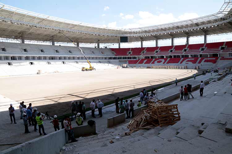 Eskişehir'de inşası tamamlanmak üzere olan 35 bin kişilik yeni stadın çim serme işlemine başlandı.