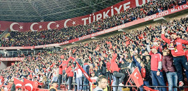 İlk kez milli maça ev sahipliği yapan Eskişehir’de tribünler gündem oldu. Taraflı tarafsız herkesin takdirini kazanan tribünler için Yıldız Tilbe “Tribünler başşımı döndürdü” dedi.