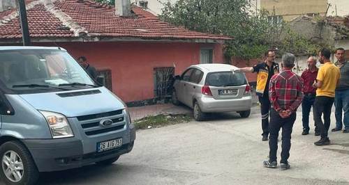 Eskişehir'de korkutan kaza: Evin duvarına girdi!