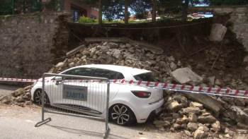 Üsküdar’Da Site Duvarı Çöktü, 2 Otomobil Altında Kaldı