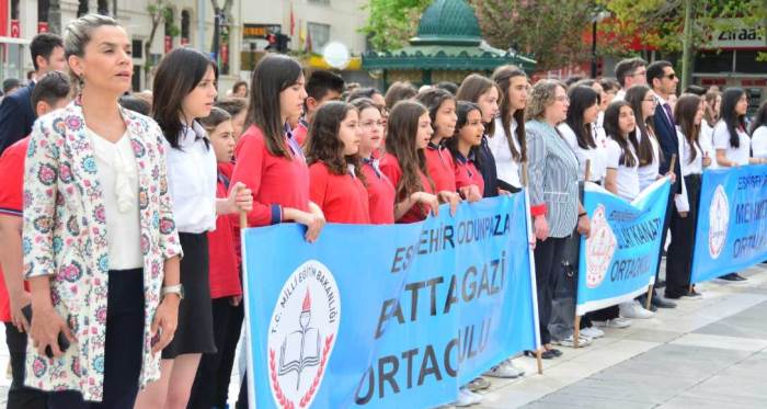 Eskişehir'de "23 Nisan" Vilayet Meydanı’nda kutlandı