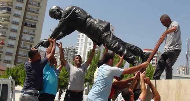 Mersin'de kent merkezine heykelini diktiler